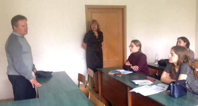 з директором Святопетрівської загальноосвітньої школи Київської області Нерушом Миколою Васильовичем 